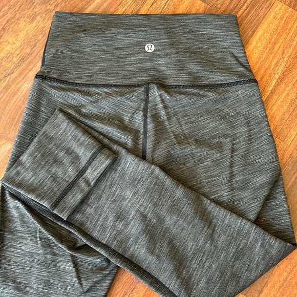 Lululemon size 4 leggings - Picture 1 of 4